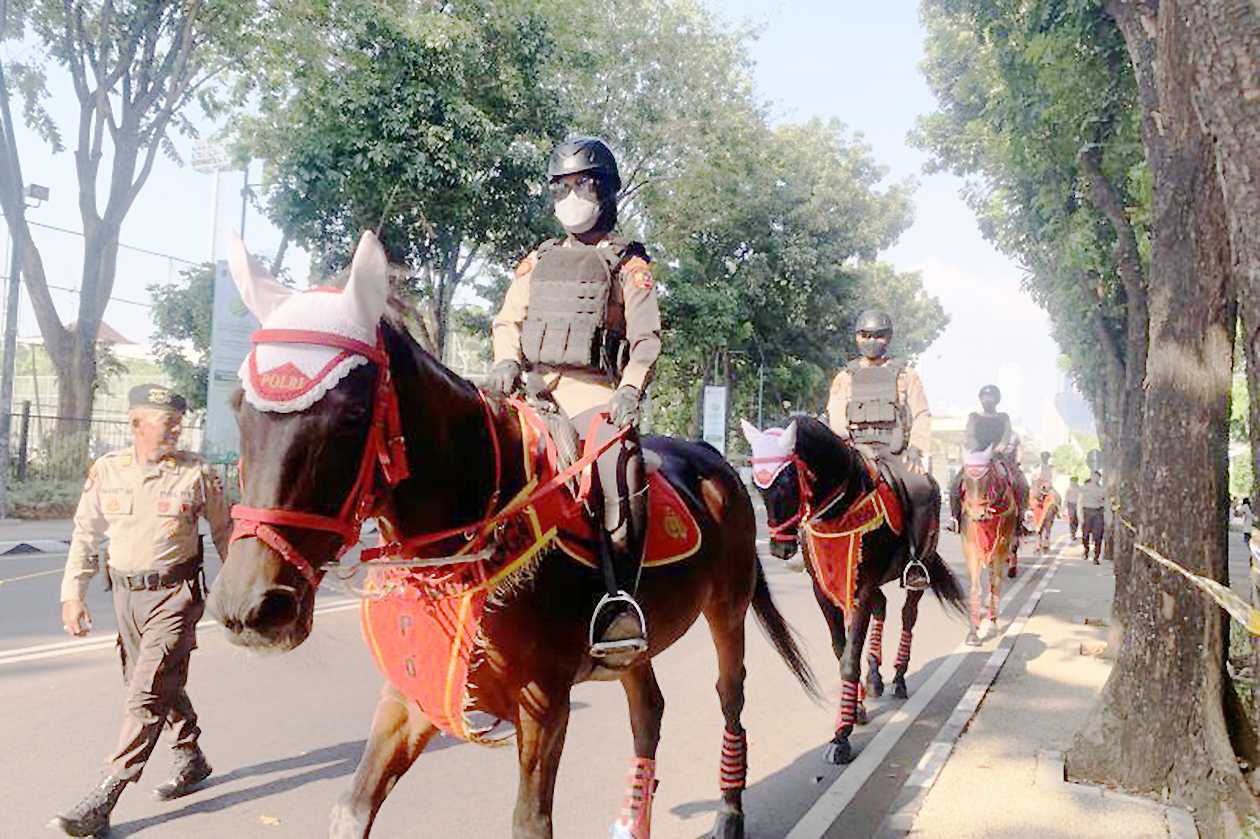 Polisi Berkuda Amankan Misa Akbar Paus Fransiskus