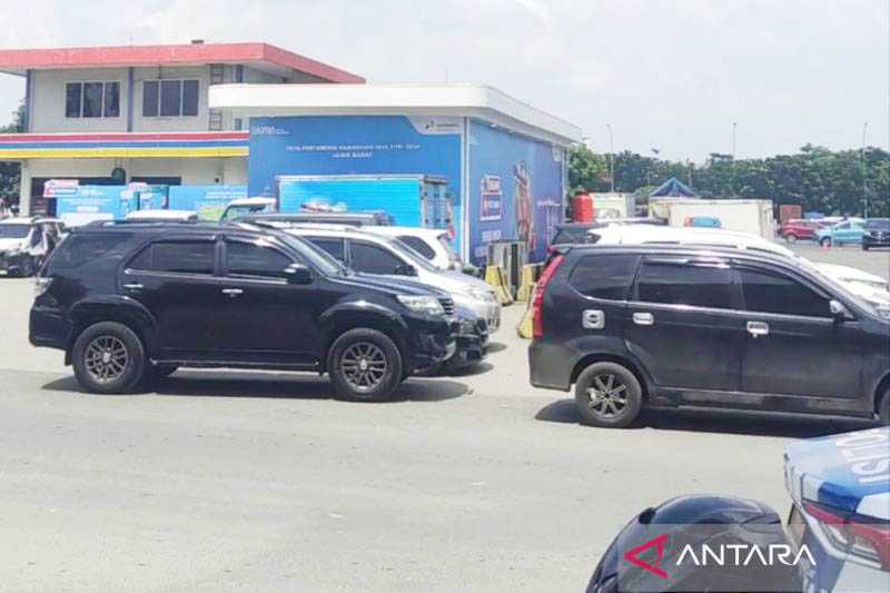 Polisi Berlakukan Buka Tutup di Rest Area KM57 tol Jakarta - Cikampek