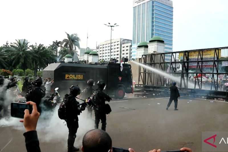 Polisi Bubarkan Demo dengan Gas Air Mata