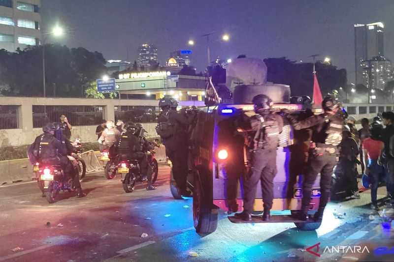 Polisi Bubarkan Paksa Aksi Massa di Gedung DPR