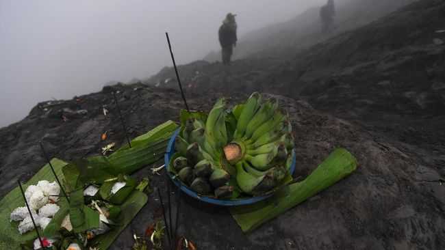 Polisi Cari Penendang Sesajen Gunung Semeru