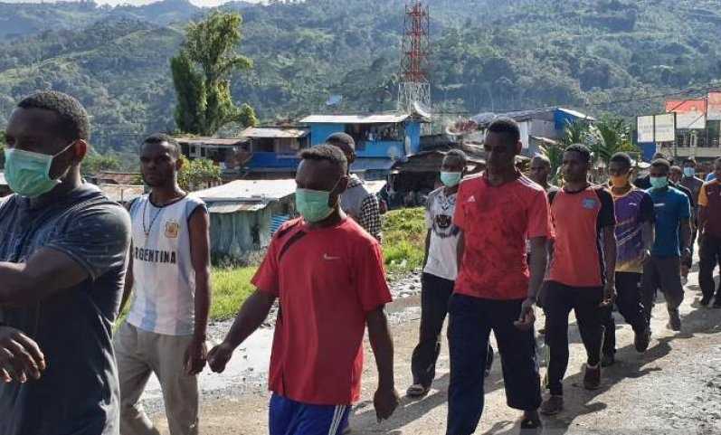 Polisi Dampingi Anak Papua Hadapi Tes Bintara Noken