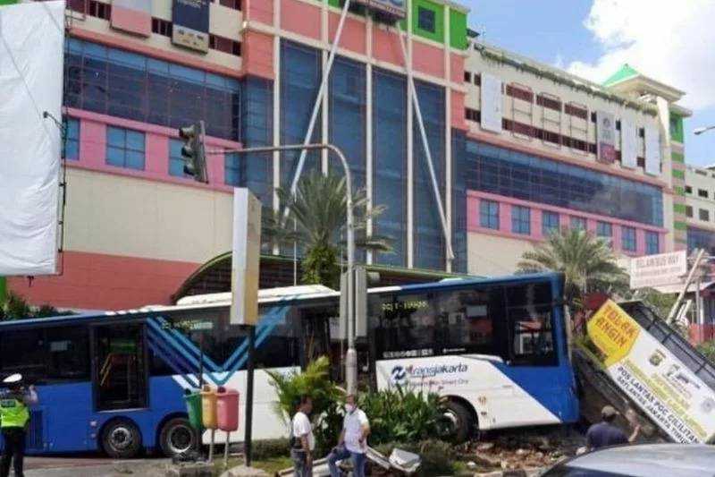 Polisi Evakuasi Korban Kecelakaan Bus TransJakarta di Cililitan