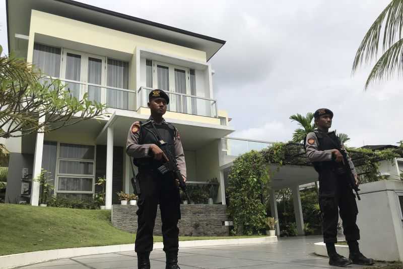 Polisi Kawal KPK Geledah Rumah Mewah Andhi Pramono di Batam