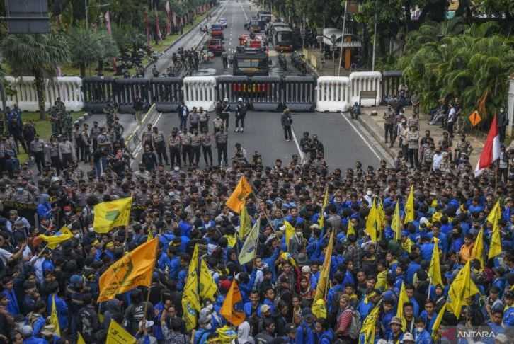 Polisi Kerahkan Ribuan Personel Gabungan, Jaga Aksi Demo Tolak Kenaikan Harga BBM di Depan Gedung DPR