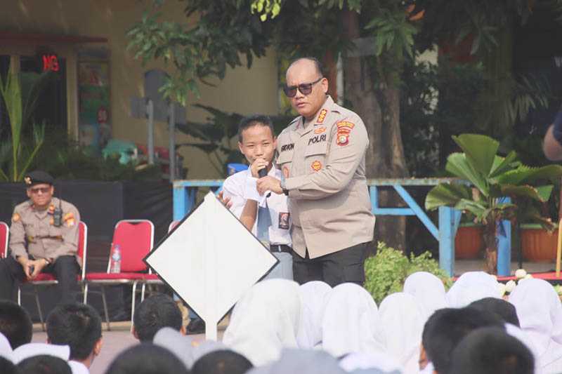 Polisi Memotivasi Pelajar