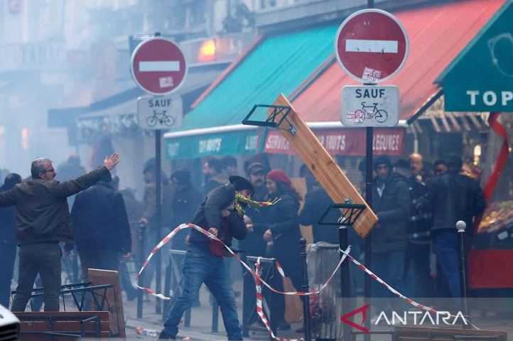 Polisi Paris dan Demonstran Bentrok Pasca Penembakan Dekat Pusat Kebudayaan Kurdi
