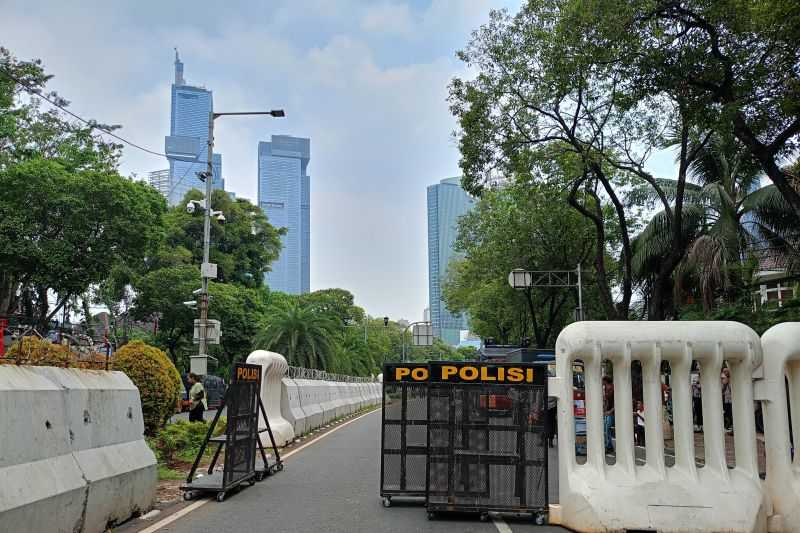 Polisi Pasang Barikade Beton di Depan Gedung KPU RI