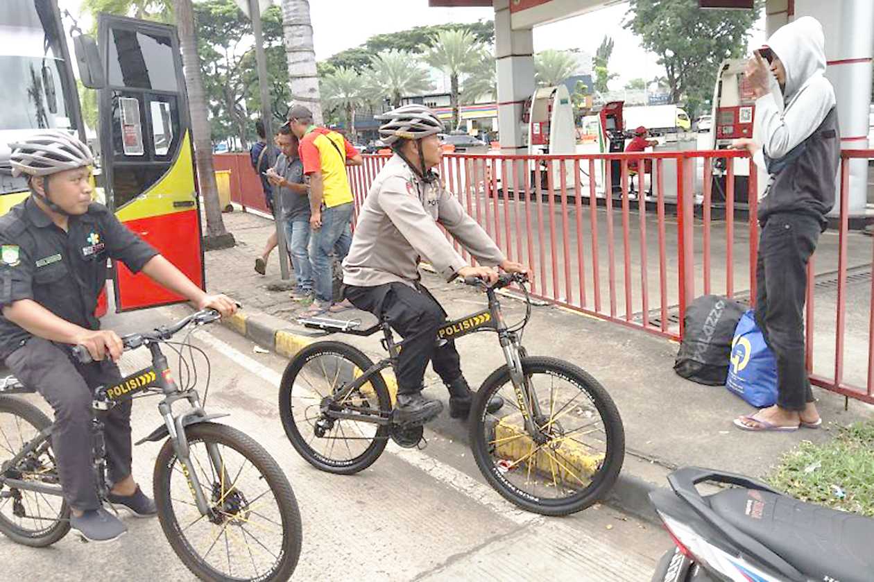 Polisi Patroli Pakai Sepeda