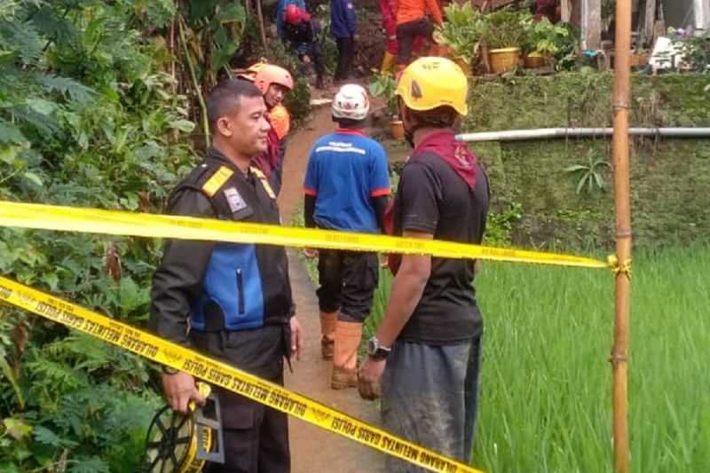 Polisi Pelindung Rakyat,  Jaga Lokasi Longsor Tewaskan Satu Warga di Sukabumi