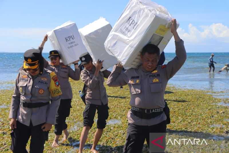 Polisi Pikul Kotak Suara ke Pulau Soop karena Perahu Tidak Bisa Berlabuh
