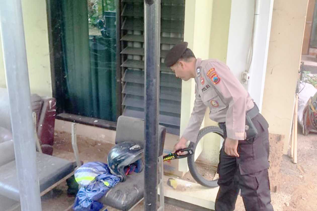 Polisi Sterilisasi Kantor Bawaslu Jateng