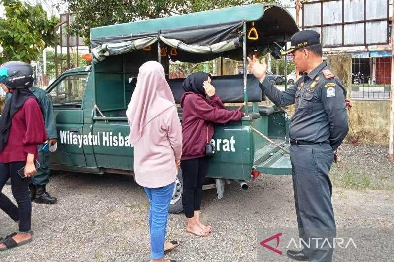 Polisi Syariah Aceh Razia Wanita Berbusana Ketat
