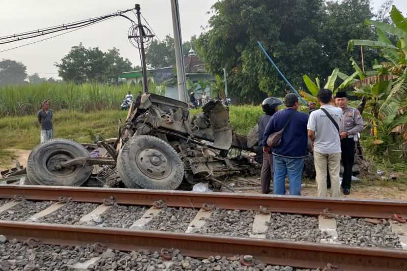 Polisi Tangani Tabrakan Kereta Api dengan Truk yang Mogok di Perlintasan 76 Jombang