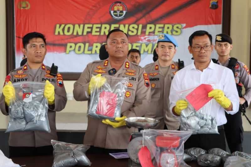 Polisi Tangkap Empat Penjual Obat Petasan dan Sita 40 Kg Obat Petasan
