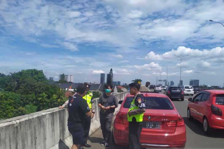 Polisi Tertibkan Konvoi Mobil Sport Sebabkan Kemacetan di Tol Andara