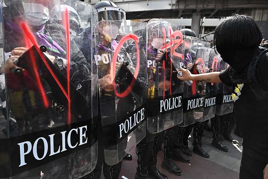 Polisi Thailand Bentrok dengan Demonstran
