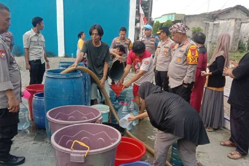 Polisi Turun Tangan Distribusikan Air Bersih ke Warga yang Terdampak Kekeringan