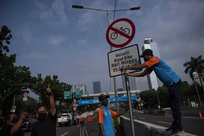 Polisi Tutup Uji Coba Jalur Sepeda JLNT Casablanca