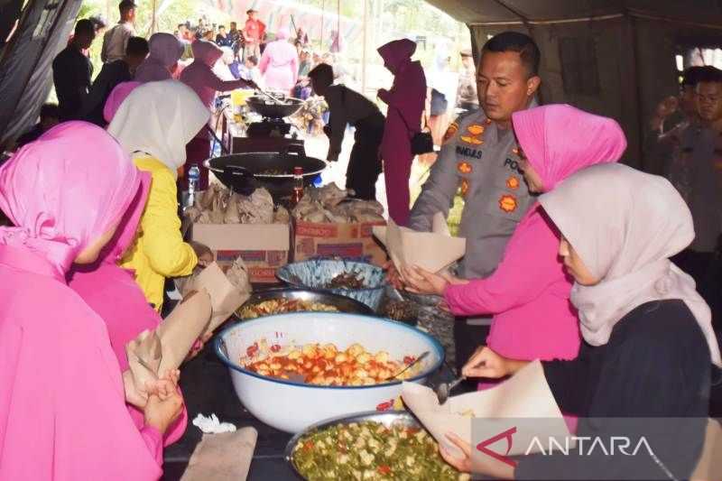 Polres Aceh Barat Buka Dapur Umum untuk Korban Banjir