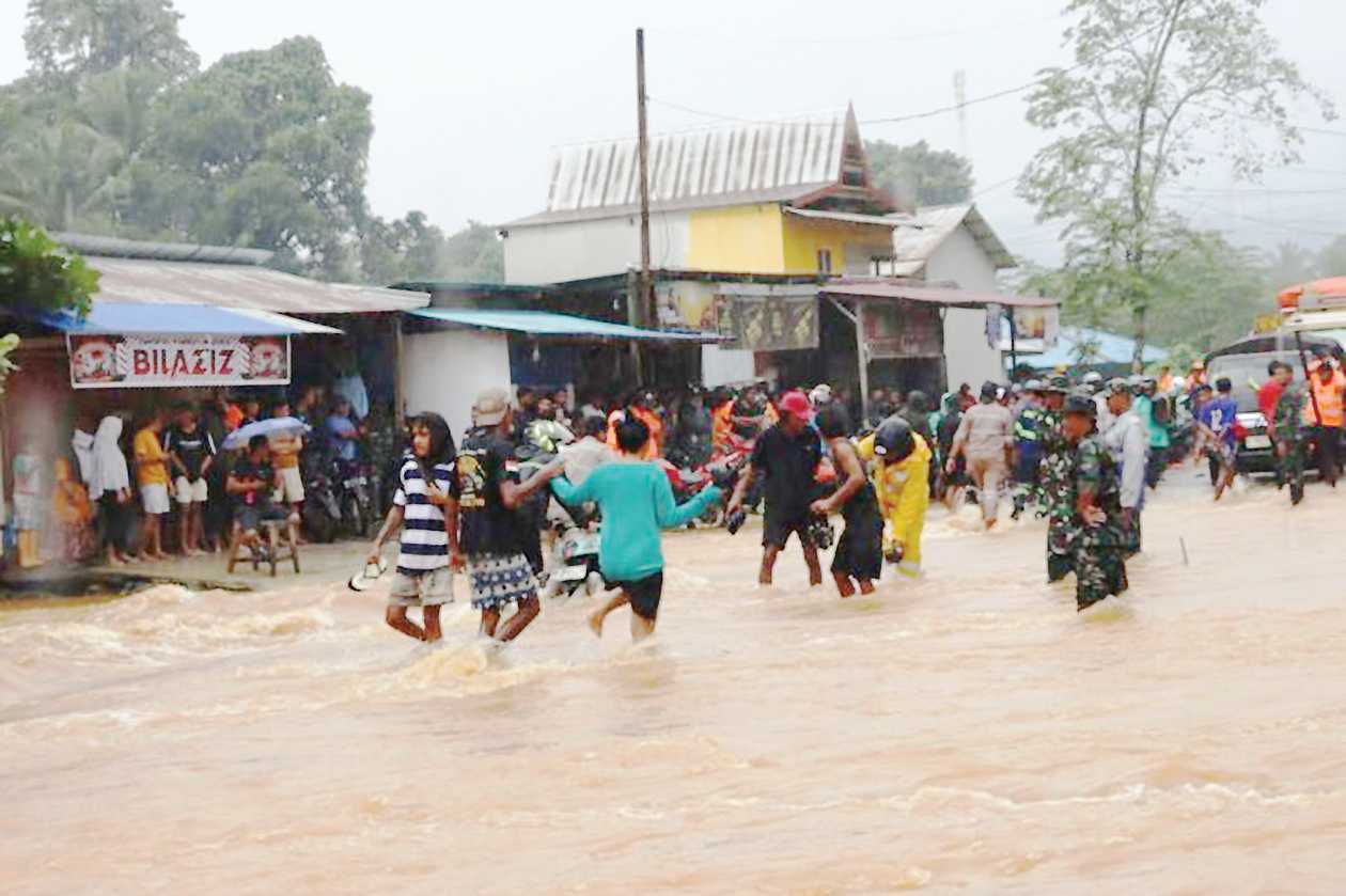 Polres Halteng Bantu Evakuasi korban banjir di Weda Tengah