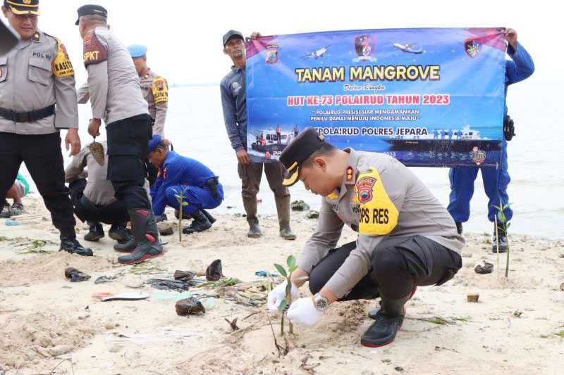 Polres Jepara Tanam Ratusan Bibit Mangrove untuk Cegah Abrasi
