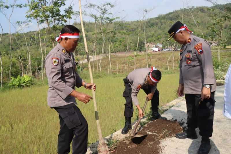 Polres Magelang Kota Tanam 2.277 Pohon di Desa Sukosari