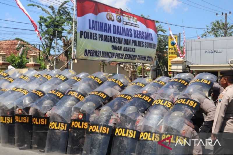 Polres Pamekasan-Sumenep latihan bersama teknik pengendalian massa