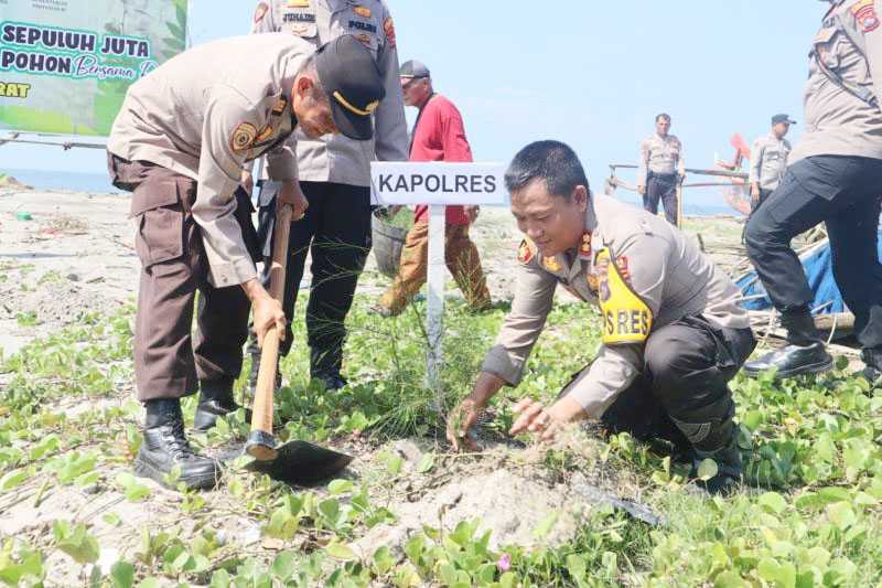 Polres Pasaman Barat Tanam Pohon Cegah Abrasi Pantai Sasak