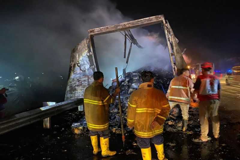 Polres Pemalang evakuasi truk ekspedisi terbakar di Tol Pemalang
