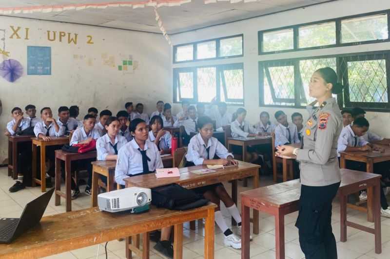 Polwan Berikan Edukasi Bahaya Narkoba ke Pelajar di Labuan Bajo