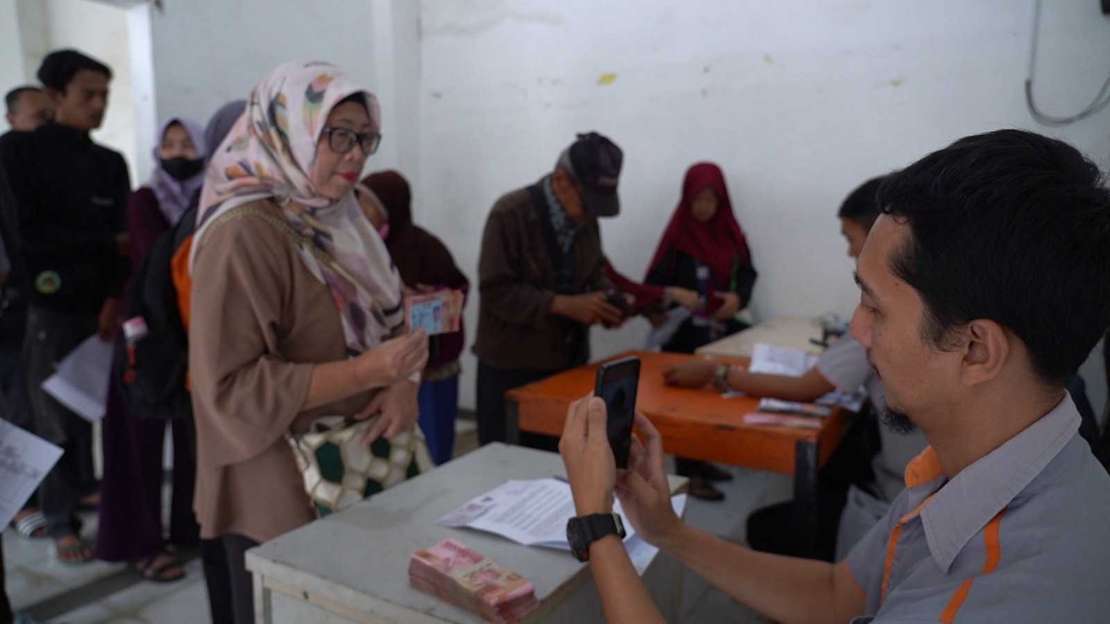 Pos Indonesia Salurkan Bansos PKH dan Sembako di Bandung