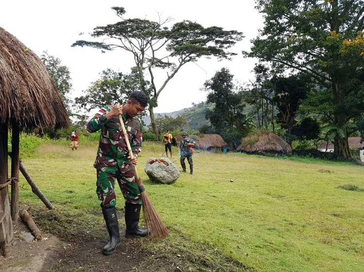 Pos Kurima Bersama Masyarakat Jaga Kebersihan Gereja