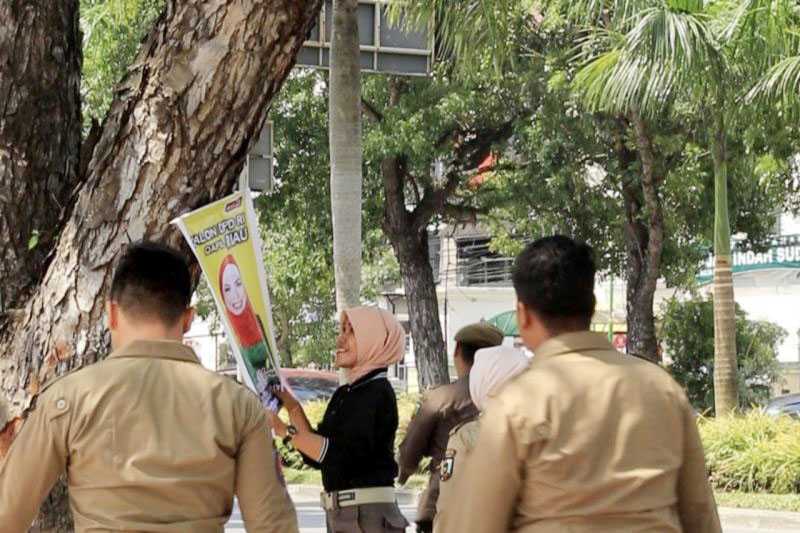 Poster Caleg di Pohon dan Tiang Listrik Ditertibkan