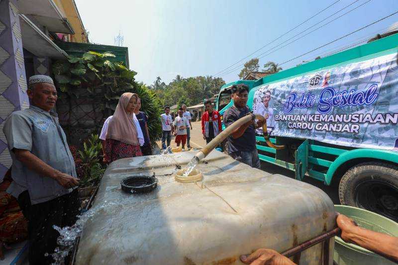 Potret Bahagia Masyarakat Ciomas Serang Dapatkan Bantuan Air Bersih dari Gardu Ganjar