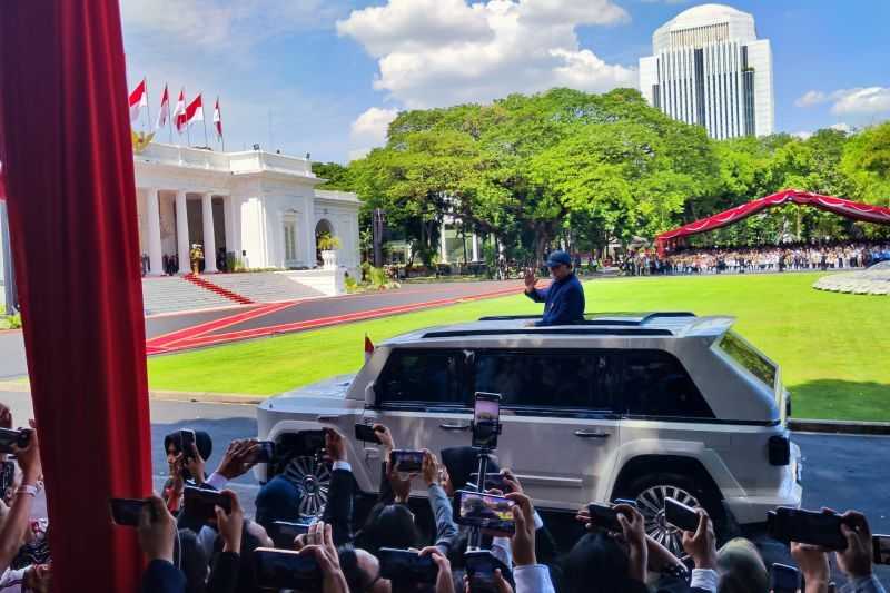 Prabowo ke Istana dengan Mobil MV3 Garuda Limousine Putih Buatan Pindad