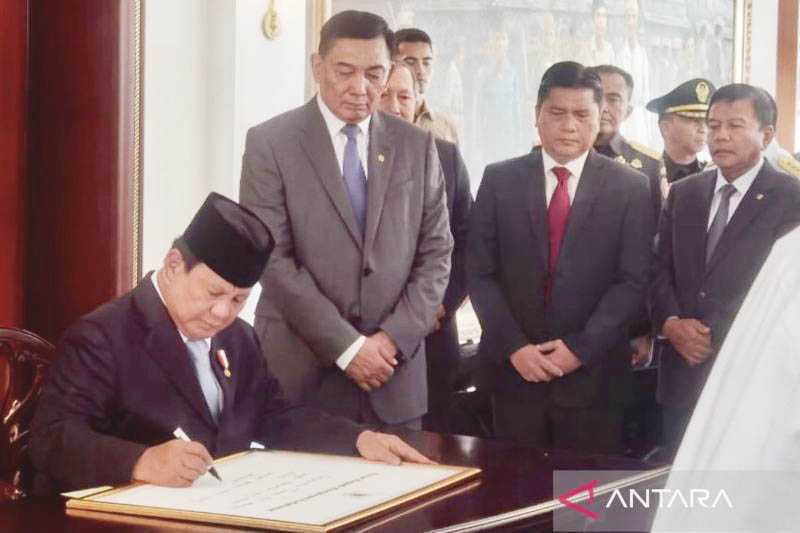 Prabowo Serahkan Memorandum Jabatan ke Menhan Sjafrie