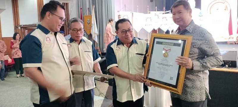 Prabowo Subianto Terima Pin Emas dari SMSI atas Dedikasinya Menjaga Demokrasi