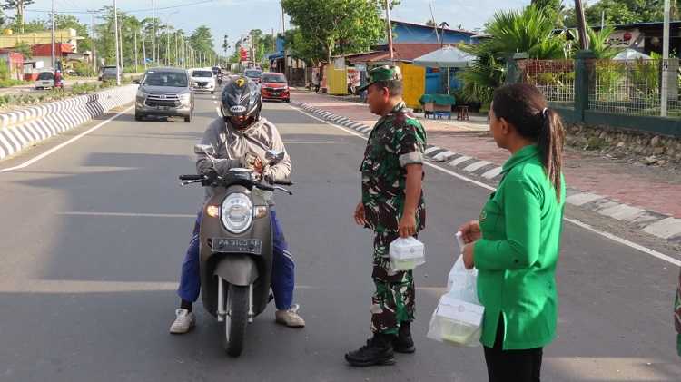 Prajurit dan Persit di Mimika Terus Tebar Kebaikan