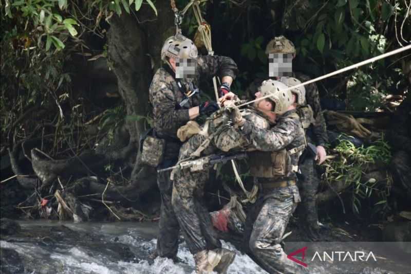 Prajurit dari Batalyon Intai Amfibi dan Marinir AS Latihan Infiltrasi Seberangi Sungai di Sukabumi
