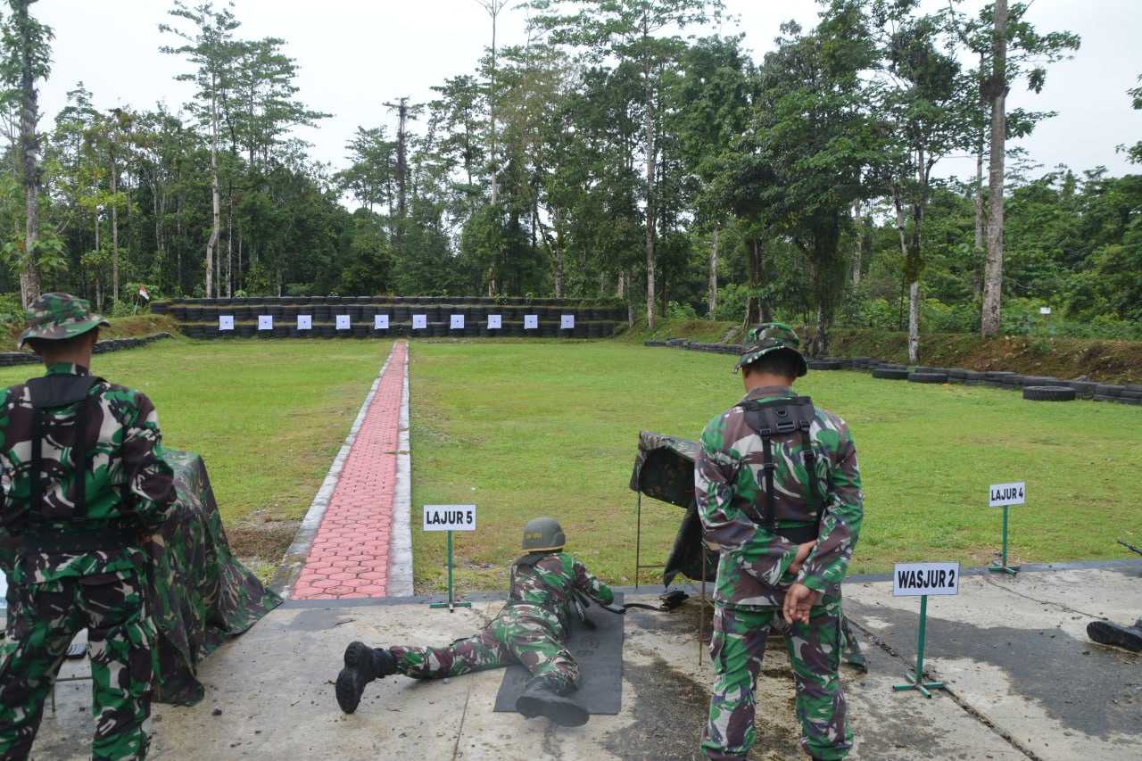 Prajurit Kodim Mimika Tingkatkan Kemampuan Menembak