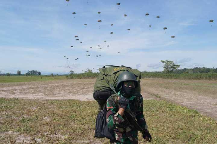 Prajurit Kostrad Serbu Baturaja dari Udara