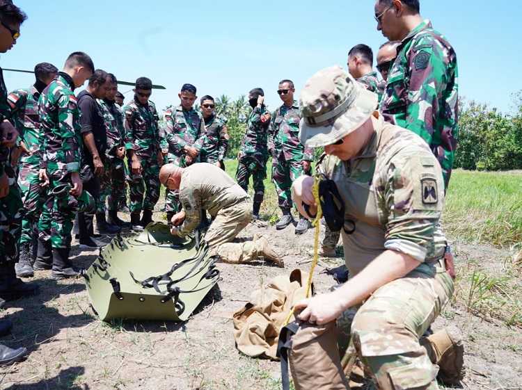 Prajurit Medis TNI Andal Selamatkan Jiwa dalam Pertempuran
