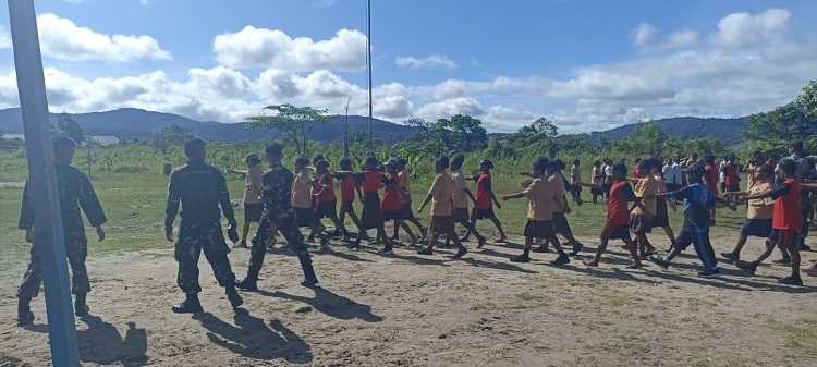 Prajurit Satgas Yonif Raider 200 BN Latihkan Baris Berbaris di SMP Yakpesmi Yalimo