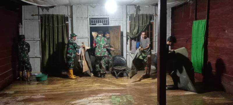 Prajurit TNI AD Evakuasi Warga Terdampak Banjir di Kolaka