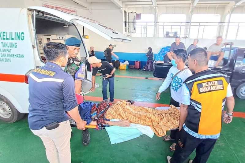 Prajurit TNI AU di Perbatasan Natuna Membantu Petugas Mengevakuasi Pasien dari Kapal