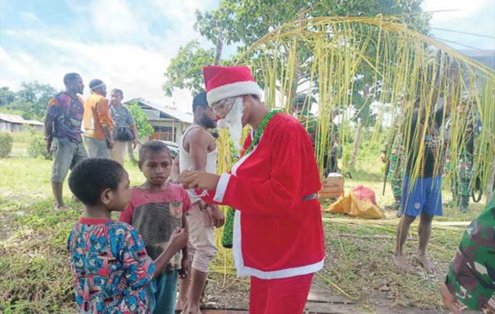 Prajurit TNI Berbagi Kebahagiaan Natal di Perbatasan