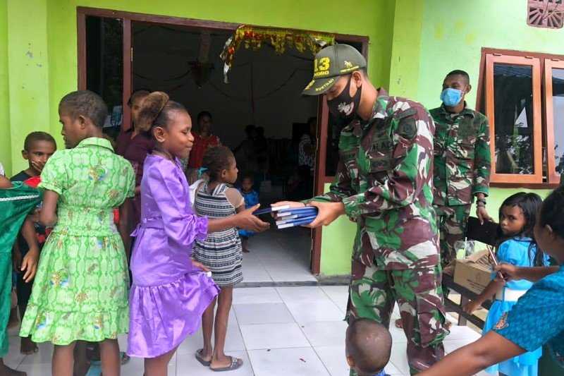 Prajurit TNI di Papua Tidak Hanya Memburu KKSB tapi Juga Bagikan Alkitab kepada Warga