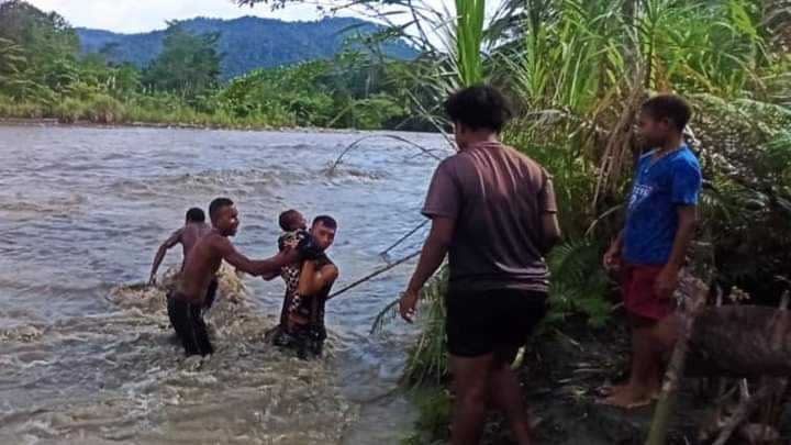 Prajurit TNI Langsung Bergerak Cepat Menolong Warga dan Anak Kecil yang Terjebak Sungai Meluap di Papua