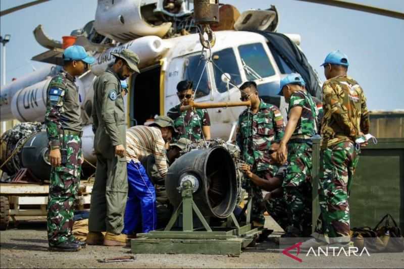 Prajurit TNI yang Tergabung dalam Pasukan PBB di Afrika Tengah Bantu Pemeliharaan Helikopter Pakistan